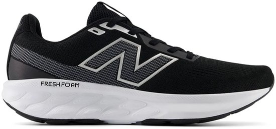 Zwarte New Balance sportschoen met zilveren N-logo, witte zool en 'Fresh Foam' opdruk.