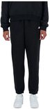 Zwarte New Balance joggingbroek met wit logo, gedragen met witte sneakers.