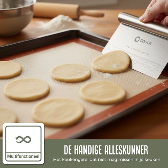 Roestvrijstalen deegschraper met maatverdeling naast ronde koekjes op bakplaat.