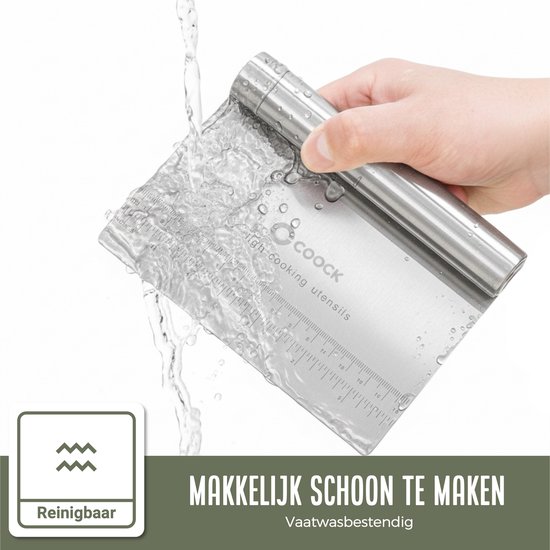 Roestvrijstalen deegschraper met maatverdeling, wordt schoongespoten onder water.