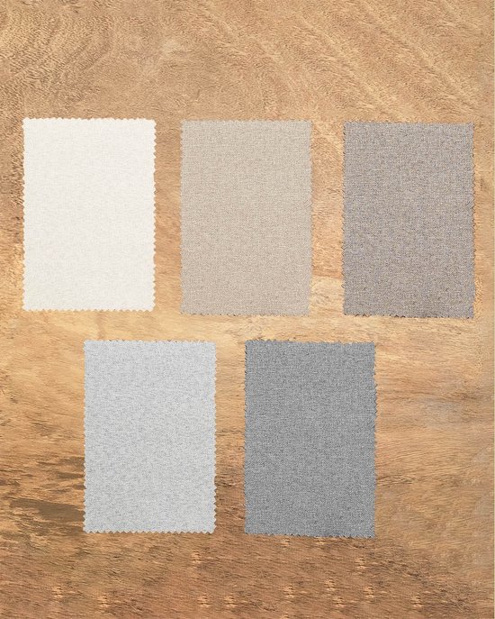 Vijf stofstalen in de kleuren gebroken wit, beige, lichtgrijs en twee tinten grijs op een houten achtergrond.