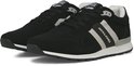 Zwarte lage sneakers met witte en grijze strepen, gepresenteerd als paar.