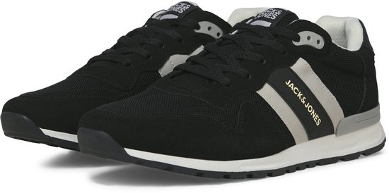Zwarte lage sneakers met witte en grijze strepen, gepresenteerd als paar.