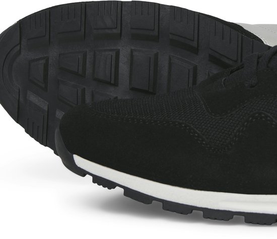 Close-up van de zool van een zwarte Jack & Jones sneaker met wit accent.