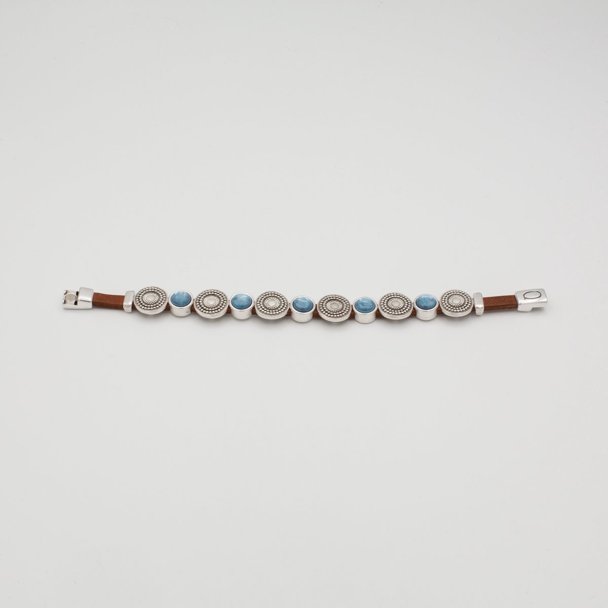 Qoss Armband Nicolette Maat L – Handgemaakt Buffelleer met 7 mm Cabochons | Magneetsluiting | Nikkelvrij | Zilverkleurige Metalen Details | Hemelsblauw