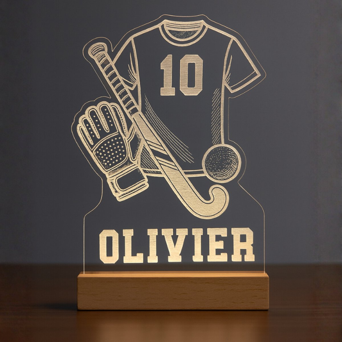 Gepersonaliseerde Hockey Lamp met Naam & Rugnummer - LED Nachtlamp Hockeyshirt - Uniek Sport Cadeau Kinderkamer - Houten Voet