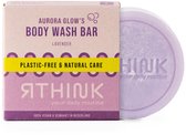 Rond paars lavendel zeepblok met het opschrift 'RTHINK your daily routine' en bijbehorende verpakking met gele tekststrook: 'PLASTIC-FREE & NATURAL CARE'.