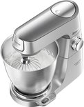 Robot pâtissier Kenwood argenté avec bol inox et crème fouettée.