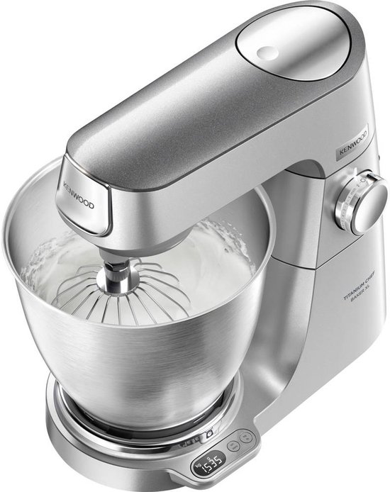 Robot pâtissier Kenwood argenté avec bol inox et crème fouettée.