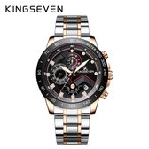 Zilverkleurig KINGSEVEN herenhorloge met zwarte wijzerplaat, goudkleurige lunette en goudkleurige details. Roestvrij stalen band.