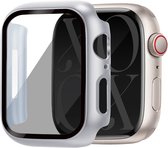 Zilverkleurig Apple Watch hoesje, deels op een champagnekleurig horloge geschoven.