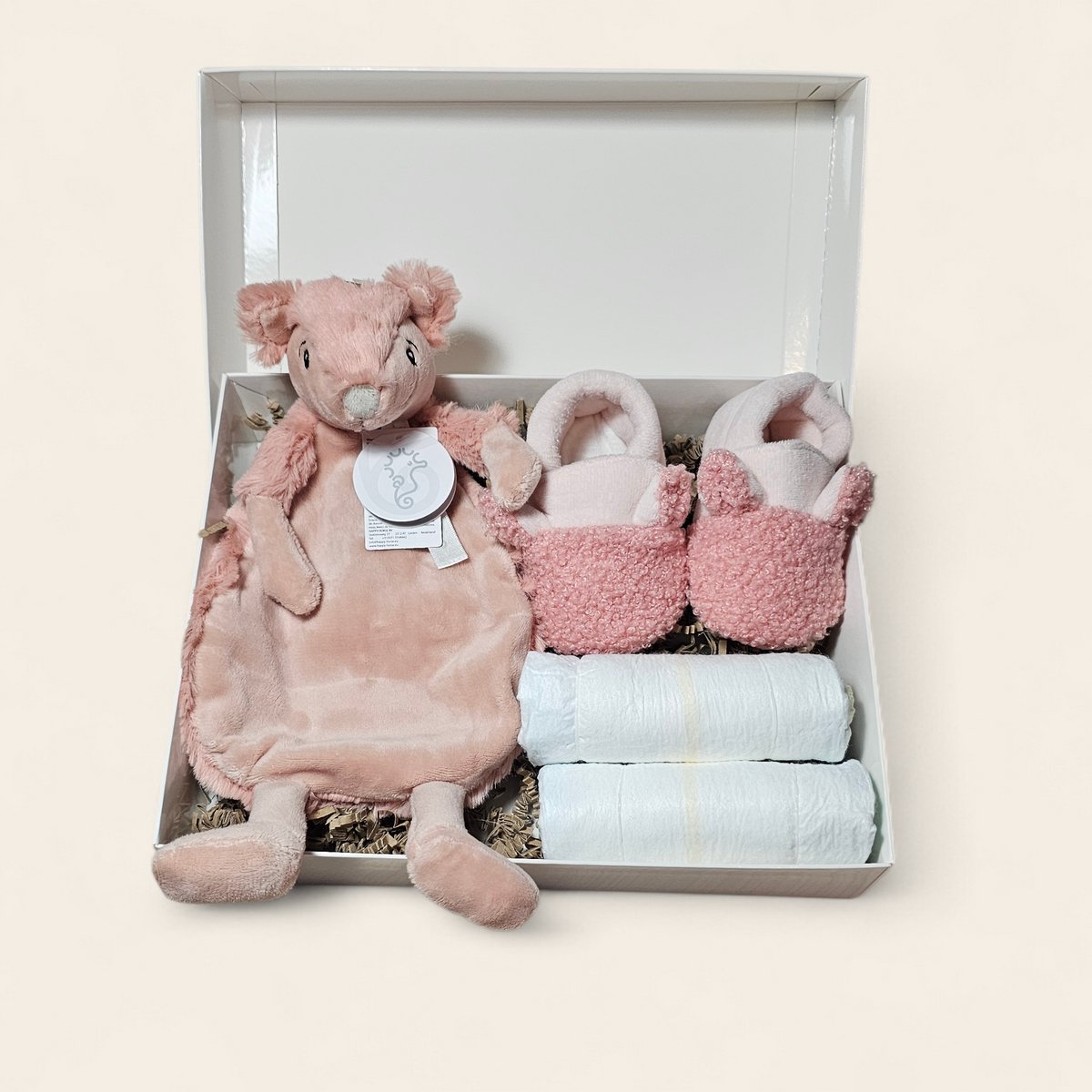 Luxe kraamcadeau meisje – met luiers, Apollo slofjes en Eekhoorn Tuttle van Happy Horse