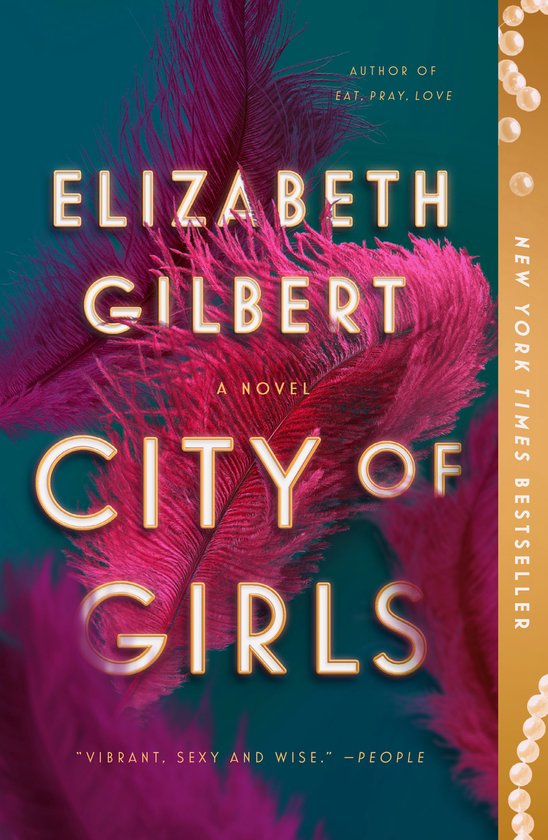 Boek "City of Girls" van Elizabeth Gilbert, auteur van "Eat, Pray, Love", met roze veren.