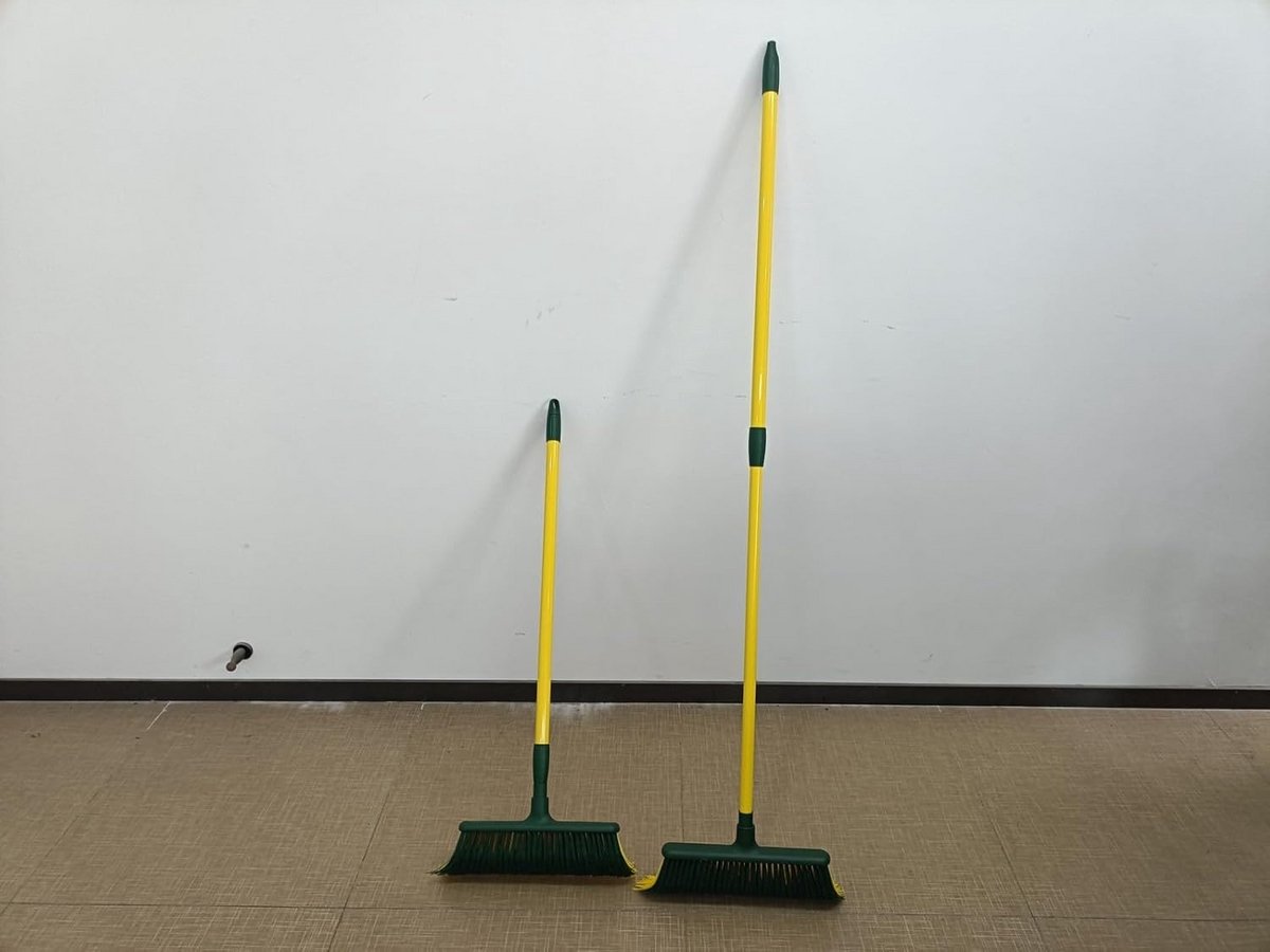 Uittrekbare gazonborstel met nylon borstels voor kunstgras en tapijten
