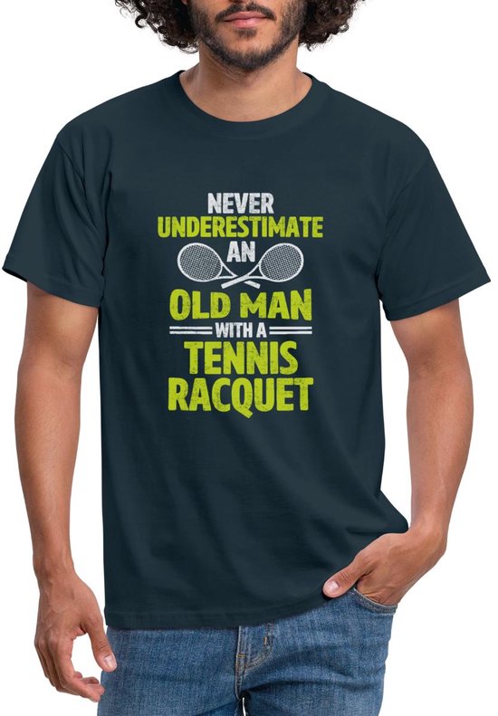 Onderschat Nooit Een Oude Man Met Tennisracket T-Shirt Heren