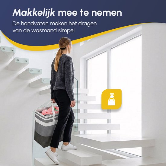 Femme avec une queue de cheval portant un panier à linge gris rayé avec des vêtements roses dans un escalier.