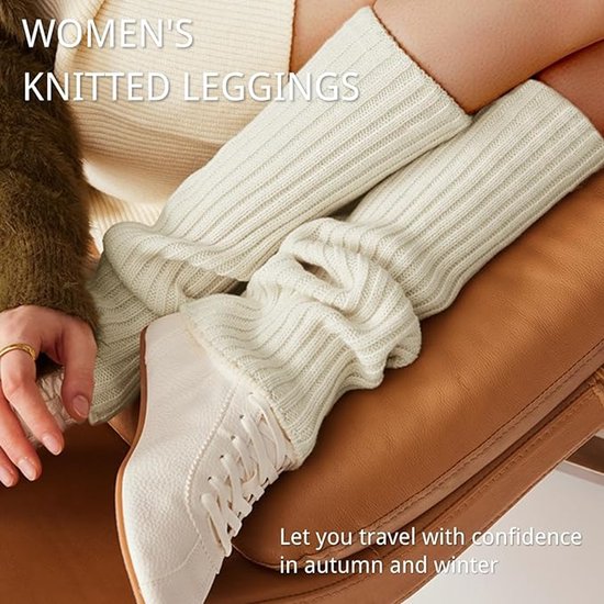 Witte gebreide beenwarmers met een ribbelpatroon, gedragen met een witte schoen.