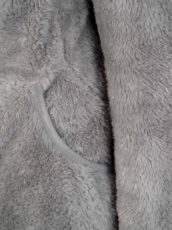 Gedetailleerd grijs fleece materiaal met een binnenzak.