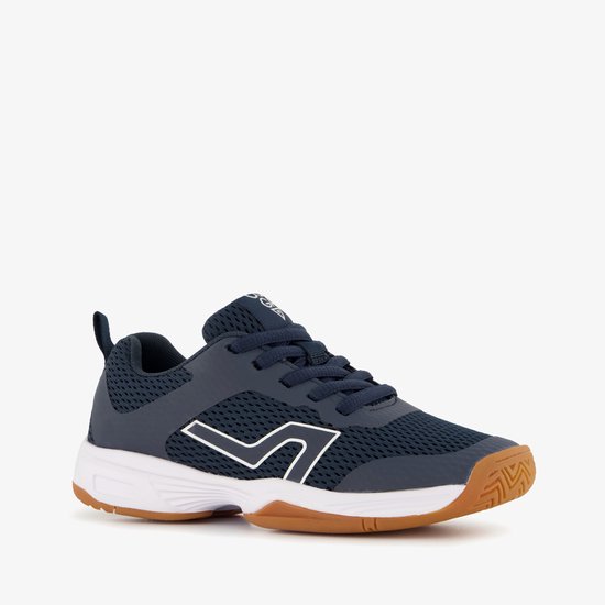 Blauwe tennisschoen met witte zool en een V-logo op de zijkant.