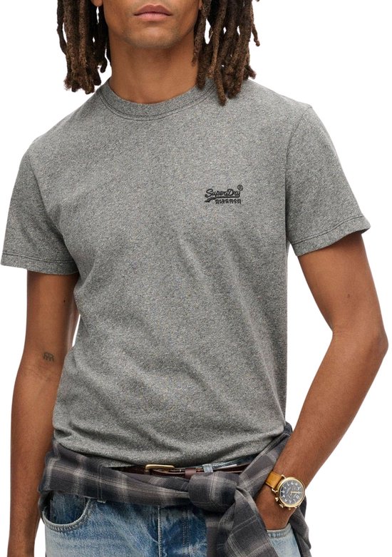 Homme portant un t-shirt gris chiné avec logo brodé, un jean et une montre.
