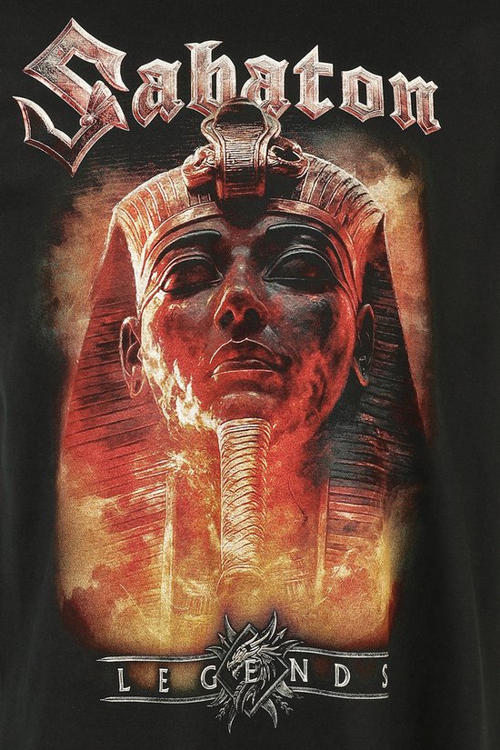 Close-up van een zwart t-shirt met de bandnaam "Sabaton" en een farao-opdruk in warme kleuren.