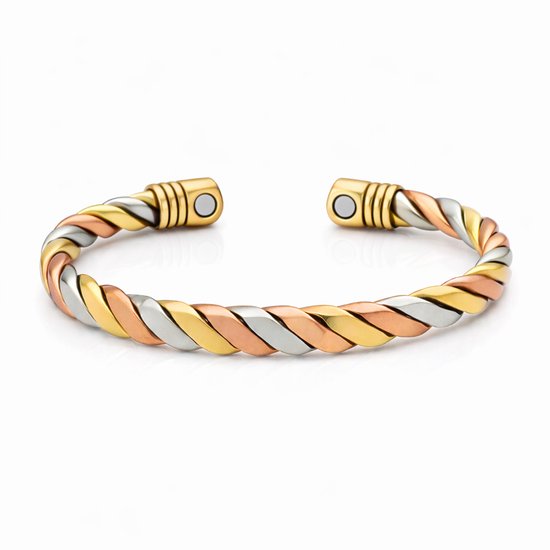 Verstelbare tri-color koperen magneetarmband met gedraaide staafjes in goud, zilver en koperkleur. De armband heeft magneetsluitingen aan de uiteinden.
