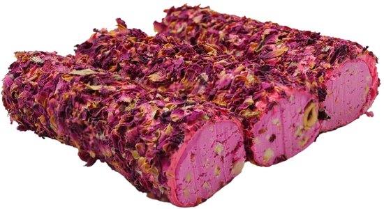 Drie rolletjes Turkse delice, roze van kleur, omhuld met rozenblaadjes en gevuld met noten.