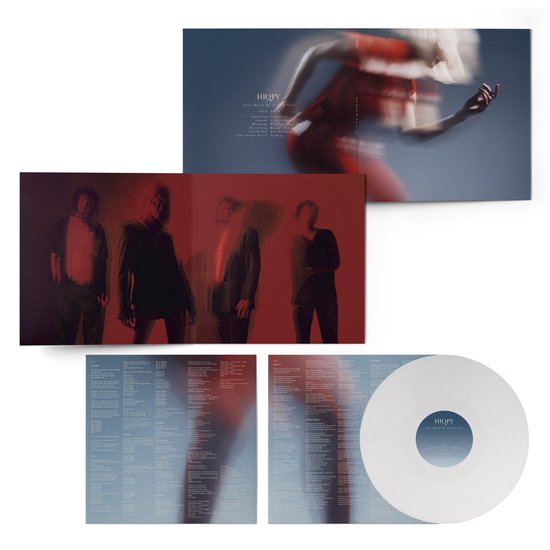 Een openklapbare hoes toont vier mannen in pakken in rood licht en een witte vinylplaat met het Hiqpy-logo.