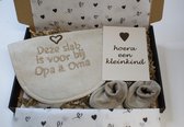 Brievenbus cadeau Hoera een kleinkind - cadeau voor Opa/Oma - slabber - baby slofjes
