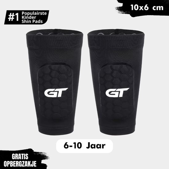 Deux protège-tibias junior noirs avec logo GT. Taille 10x6 cm, pour les 6-10 ans.