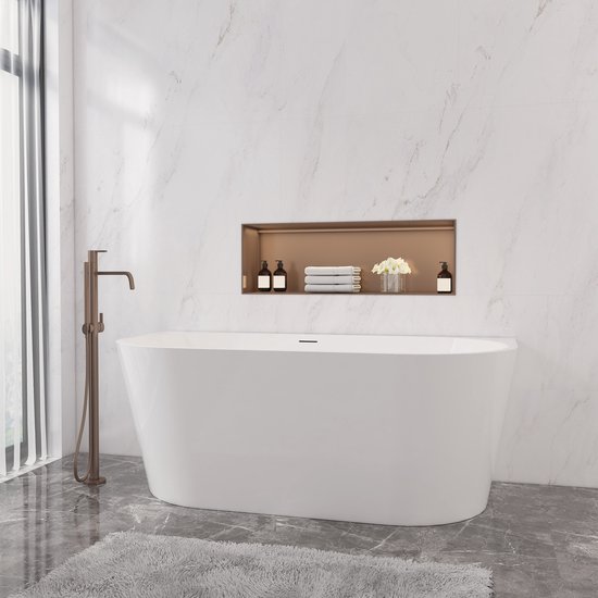 Baignoire ovale ovale en acrylique blanc avec robinet en cuivre, carrelage marbre et sol gris.