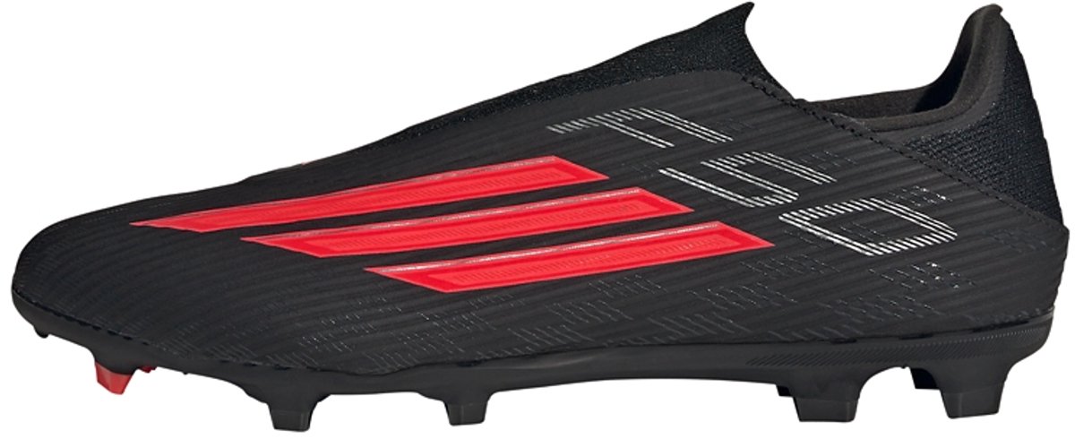 Zwarte adidas F50 LEAGUE laceless voetbalschoenen met rode details, ontworpen voor firm en multi ground.