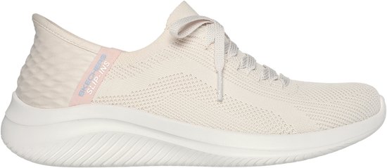 Crème Skechers instapper met lichtroze accent op de hiel, gebreide bovenkant en witte zool.