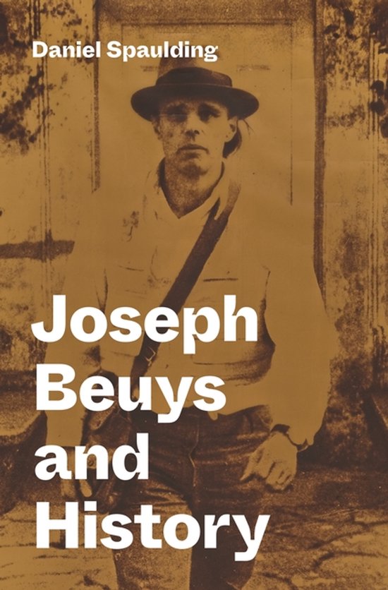 Livre "Joseph Beuys and History" avec une photo sépia d'un homme portant un chapeau, une chemise et une sacoche en bandoulière.