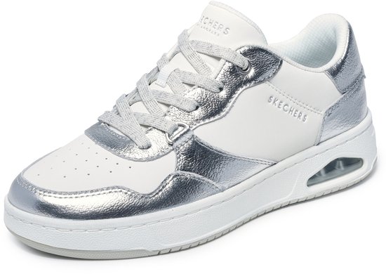 Witte Skechers sneaker met zilverkleurige metallic panelen op de neus, zijkanten en hiel, met veters.