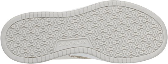 Onderkant van een witte sneaker met een beige zool met een repetitief schakelpatroon en 'Skechers' logo.