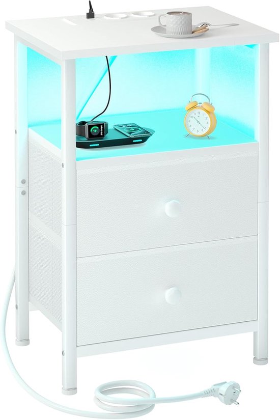 Wit nachtkastje met 2 lades, open vak met led-verlichting, wekker, smartwatch en telefoonoplader erop.