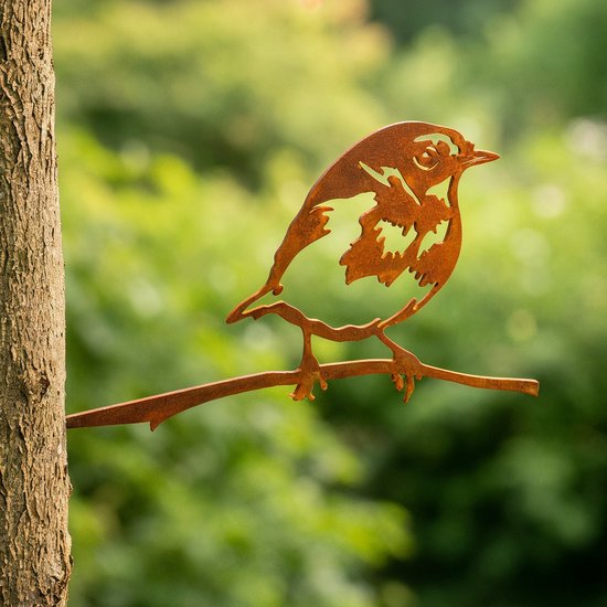 Roestbruin metalen roodborstje op tak, bevestigd aan een boom. Zachte groene achtergrond.