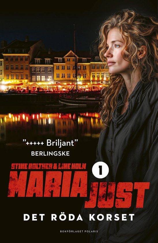 Vrouw met krullend blond haar kijkt weg van de camera, met een stadsgezicht en verlichte gebouwen op de achtergrond. Titel: MARIA JUST DET RÖDA KORSET.