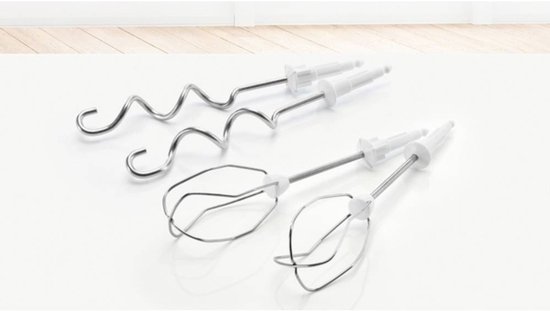 Twee sets gardes en deeghaken voor een Bosch handmixer, op een witte ondergrond.