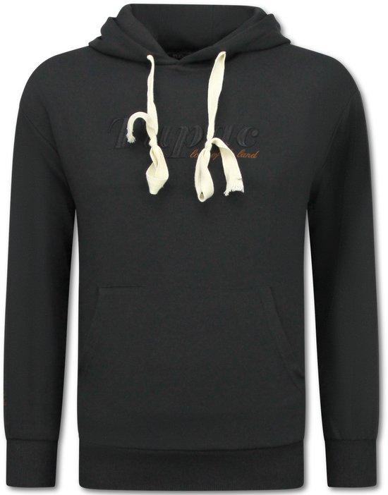 Zwarte hoodie met op de voorkant de tekst "Tupac fashion love of the land" in reliëf.