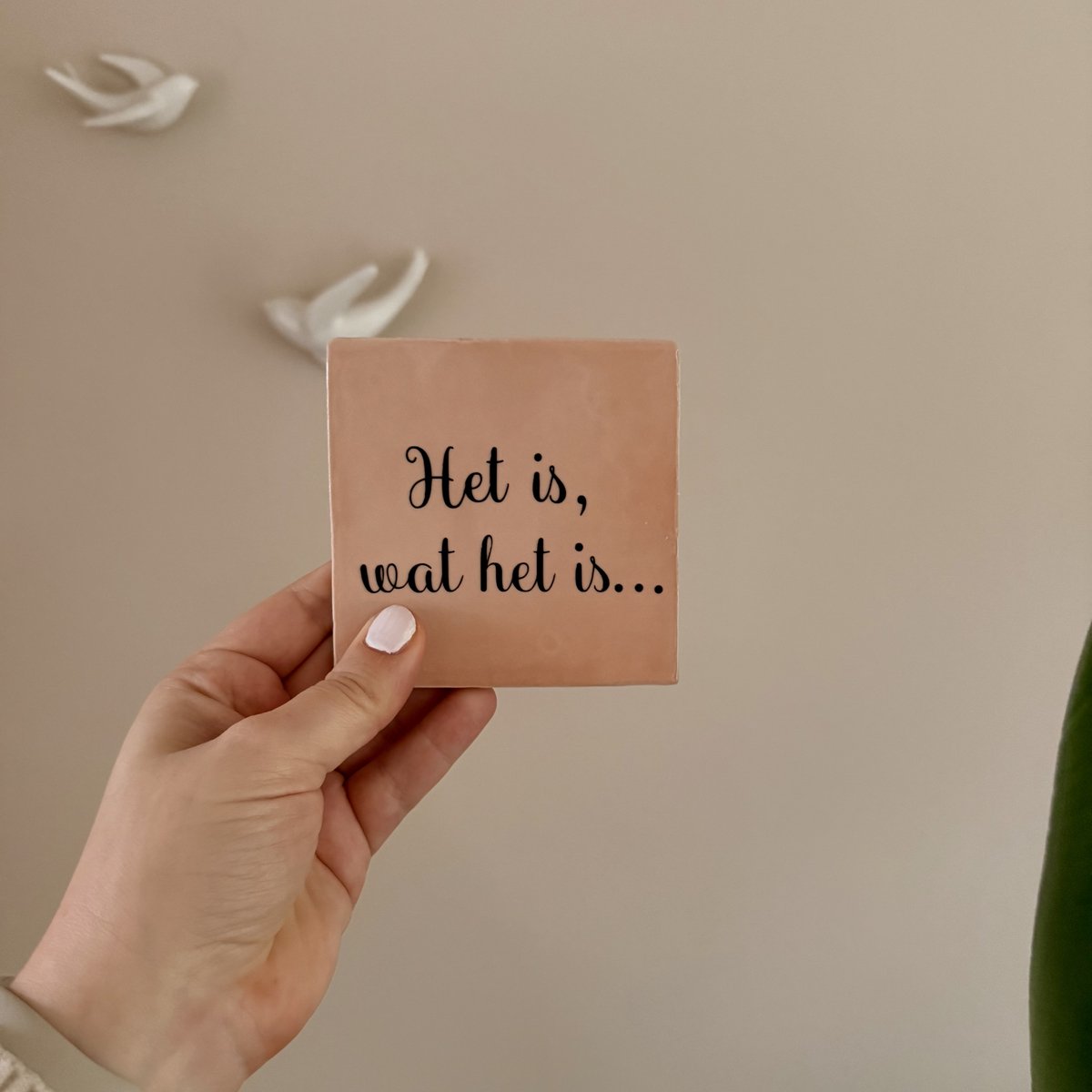 Wij & Blij - Het is, wat het is - roze - Tegeltje - spreuktegeltje - wandtegeltje - afscheid - verjaardag - cadeau - moederdag - vaderdag - housewarming - kleinigheidje - bedankje - interieur - decoratie