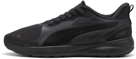 Zwarte PUMA sneaker met PUMA logo op de zijkant en vetersluiting.