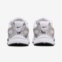 Achterkant van witte en zilverkleurige Nike sneakers met zwarte logo's.