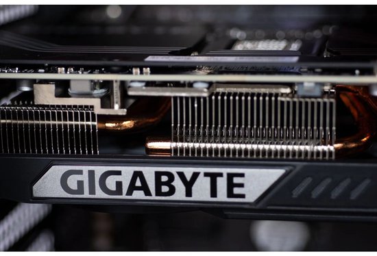 Close-up van de Gigabyte GeForce RTX grafische kaart, met koperen heatpipes en aluminium koelribben.