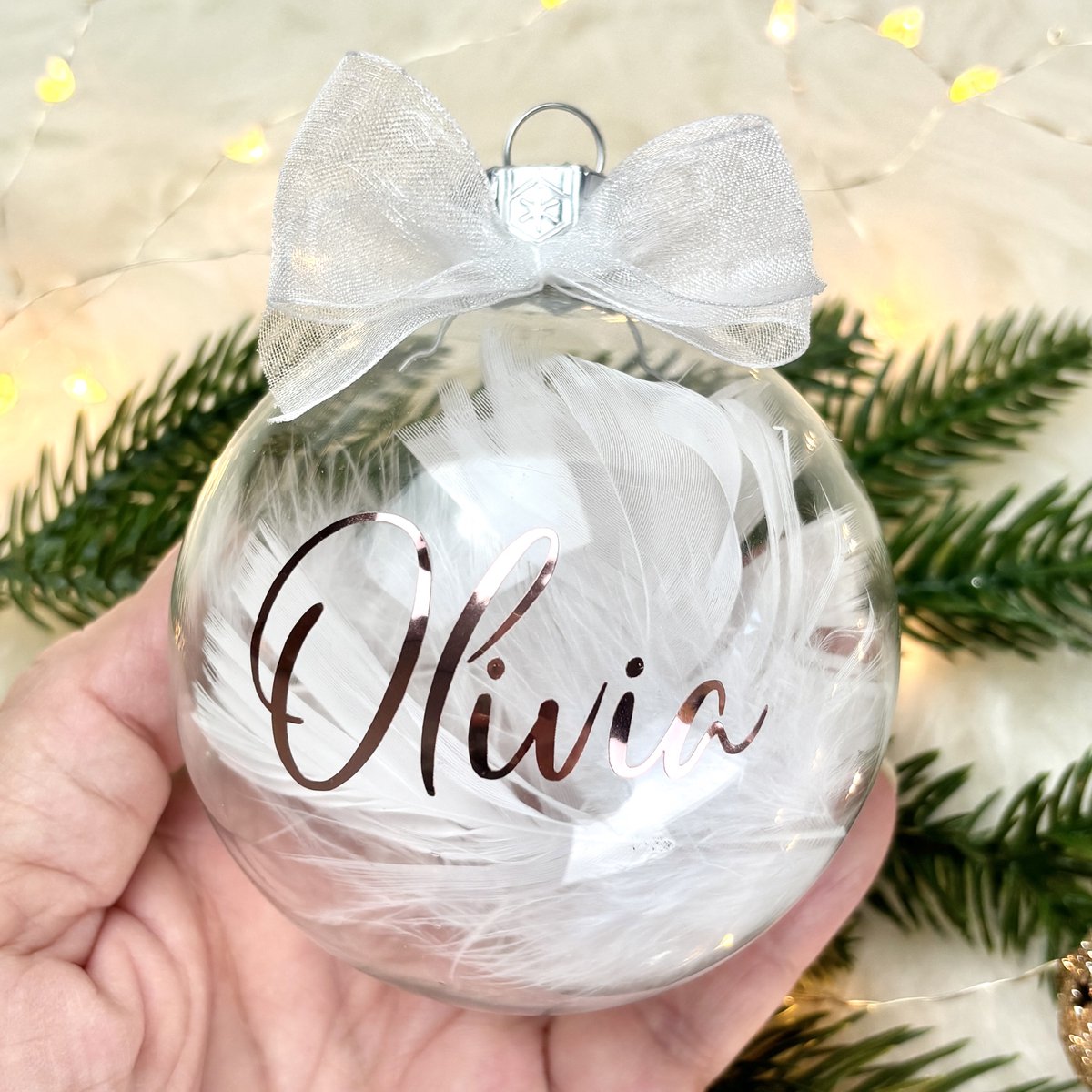 Transparante glazen kerstbal met naam | Kerstcadeau | Gepersonaliseerd | Gevuld met veren | 8 cm |