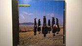 CD-hoes met mannen die ondersteboven hangen, Alan Parsons 'Try Anything Once'.