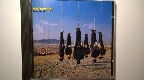 CD-hoes met mannen die ondersteboven hangen, Alan Parsons 'Try Anything Once'.