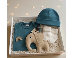 Kraamcadeau Jongen origineel – Luxe Baby Giftset in Brievenbusdoos – Rompertje, Babymutsje, Sokjes & Knuffel/Tutpop Olifant – Perfect Babyshower & Gender Reveal Cadeau
