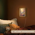 Een eenhoorn met een regenboogmanen in een sprookjesachtig bos, aan de muur van een kinderkamer.